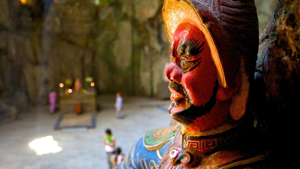 Marble Mountains mettant en vedette art aussi bien que petit groupe de personnes