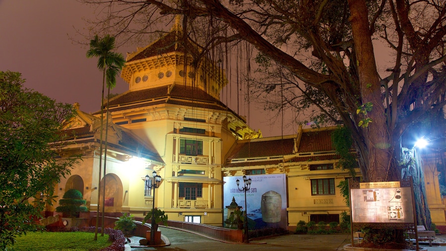 Museo Nacional de Historia Vietnamita ofreciendo escenas nocturnas