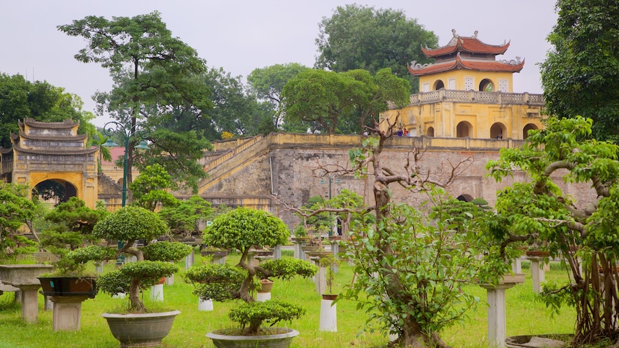 Ciudadela de Hanói mostrando un parque y un templo o lugar de culto