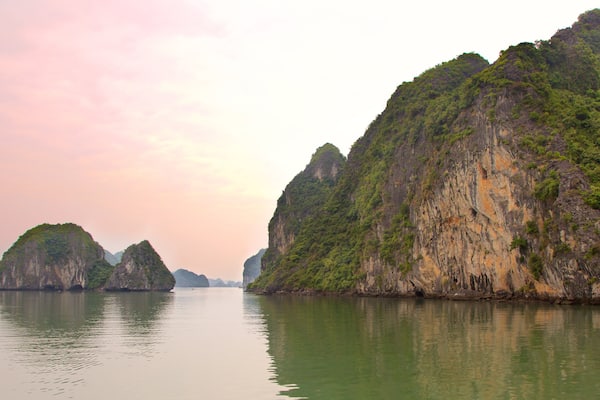 Halong Bay das einen Inselansicht