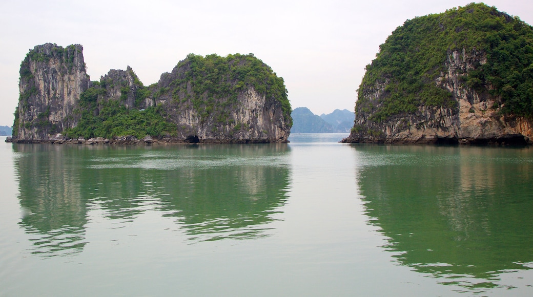 Baía de Halong mostrando imagens da ilha