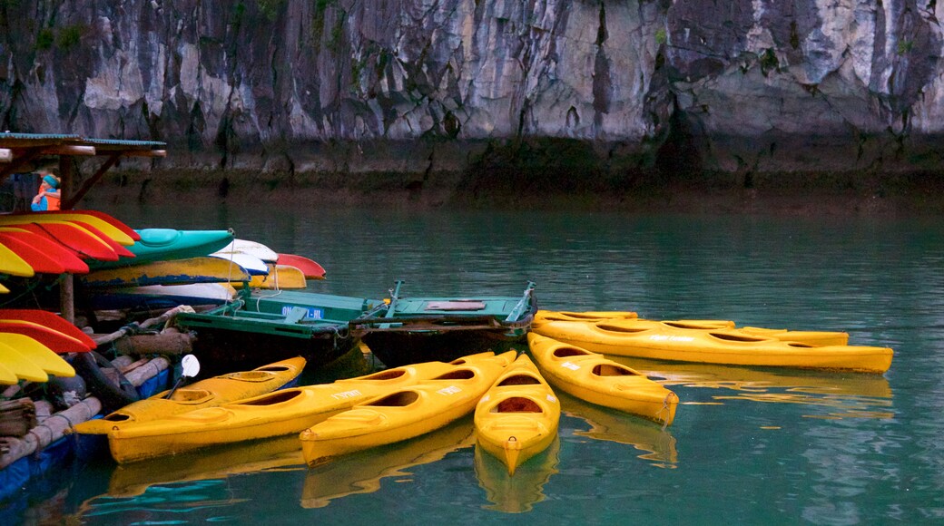 Bahía de Ha Long mostrando kayaks o canoas