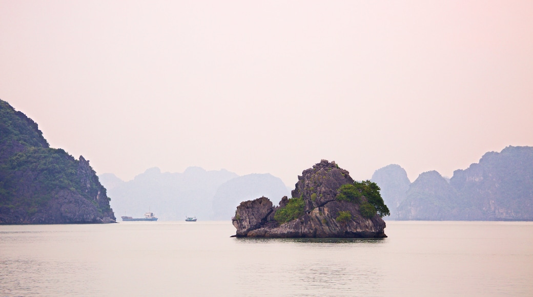 Baia di Halong mostrando immagini di isole e vista della costa