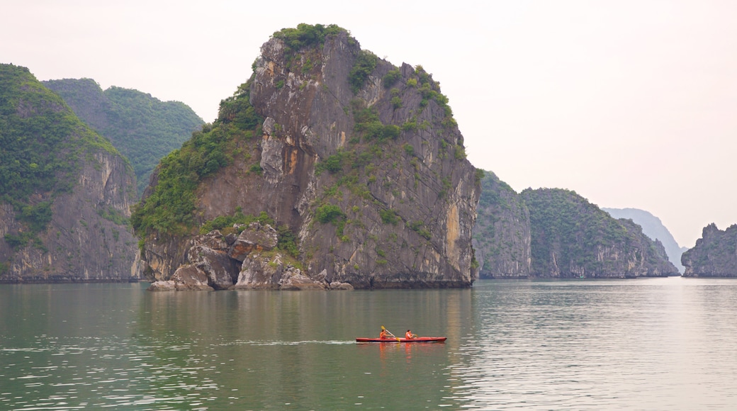 Vịnh Hạ Long cho thấy cảnh đảo và chèo thuyền kayak