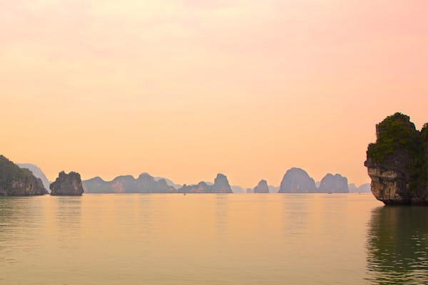 Halong Bay das einen Landschaften, Inselansicht und Sonnenuntergang