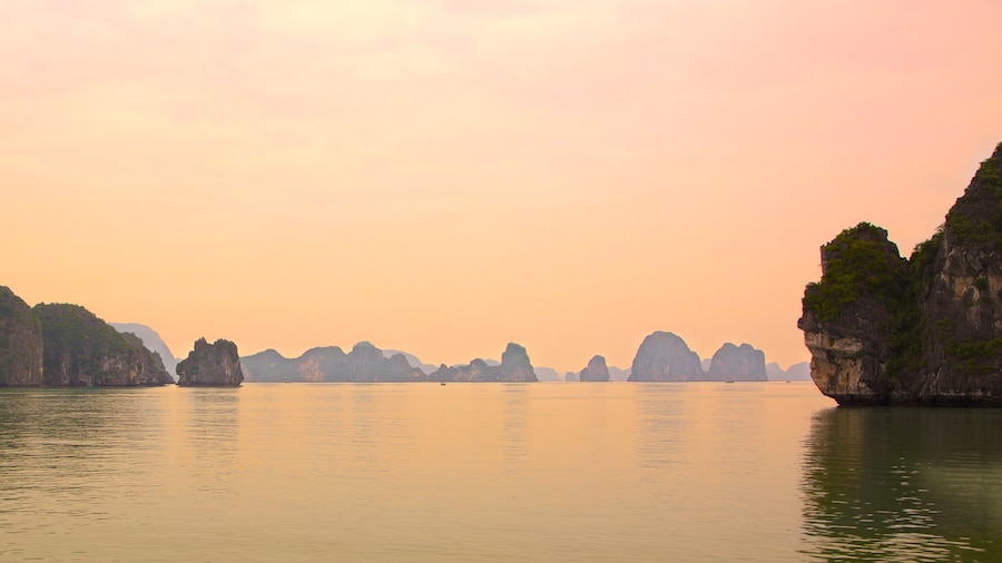 Bahía de Ha Long mostrando vistas de paisajes, una puesta de sol y vistas de una isla