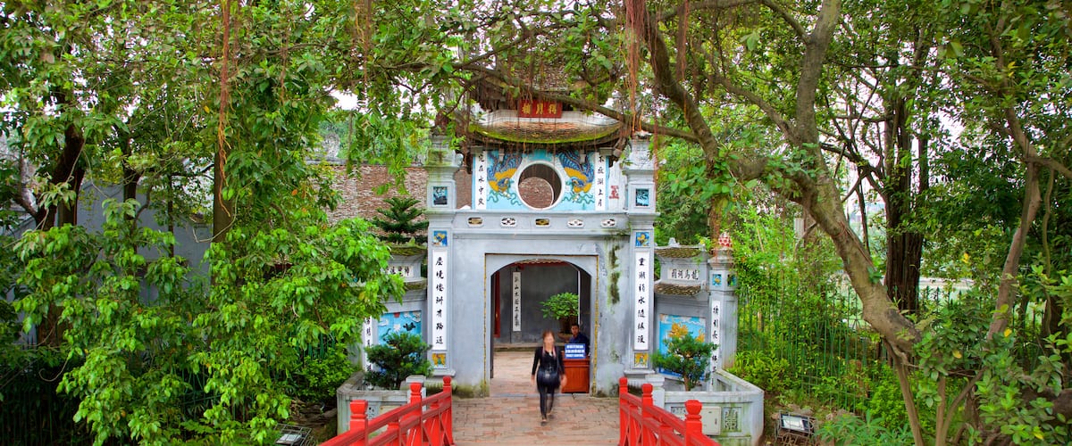 Templo de Ngoc Son que incluye un puente y también una mujer