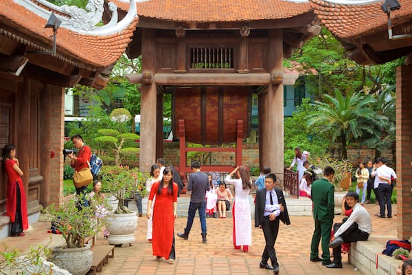 Temple de Literature mettant en vedette temple ou lieu de culte aussi bien que important groupe de personnes