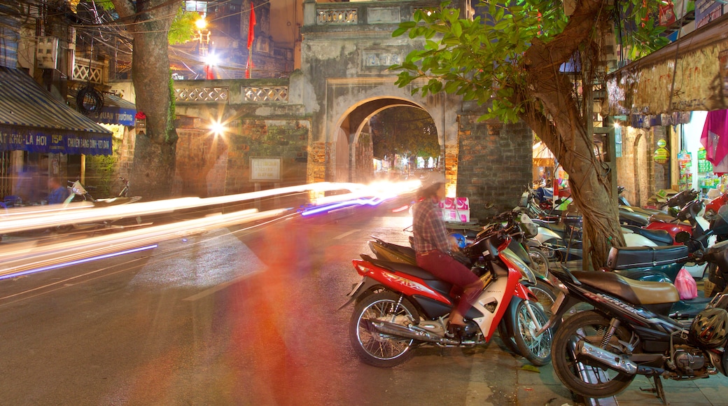 Puerta de la antigua ciudad de Haói ofreciendo escenas urbanas y escenas nocturnas