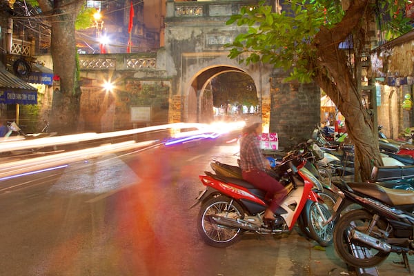 Porte de la vieille ville d\'HanoĂŻ montrant scĂšnes de rue et scĂšnes de nuit