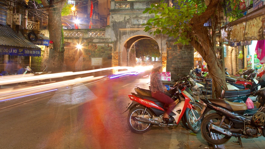 Puerta de la antigua ciudad de Haói ofreciendo escenas urbanas y escenas nocturnas