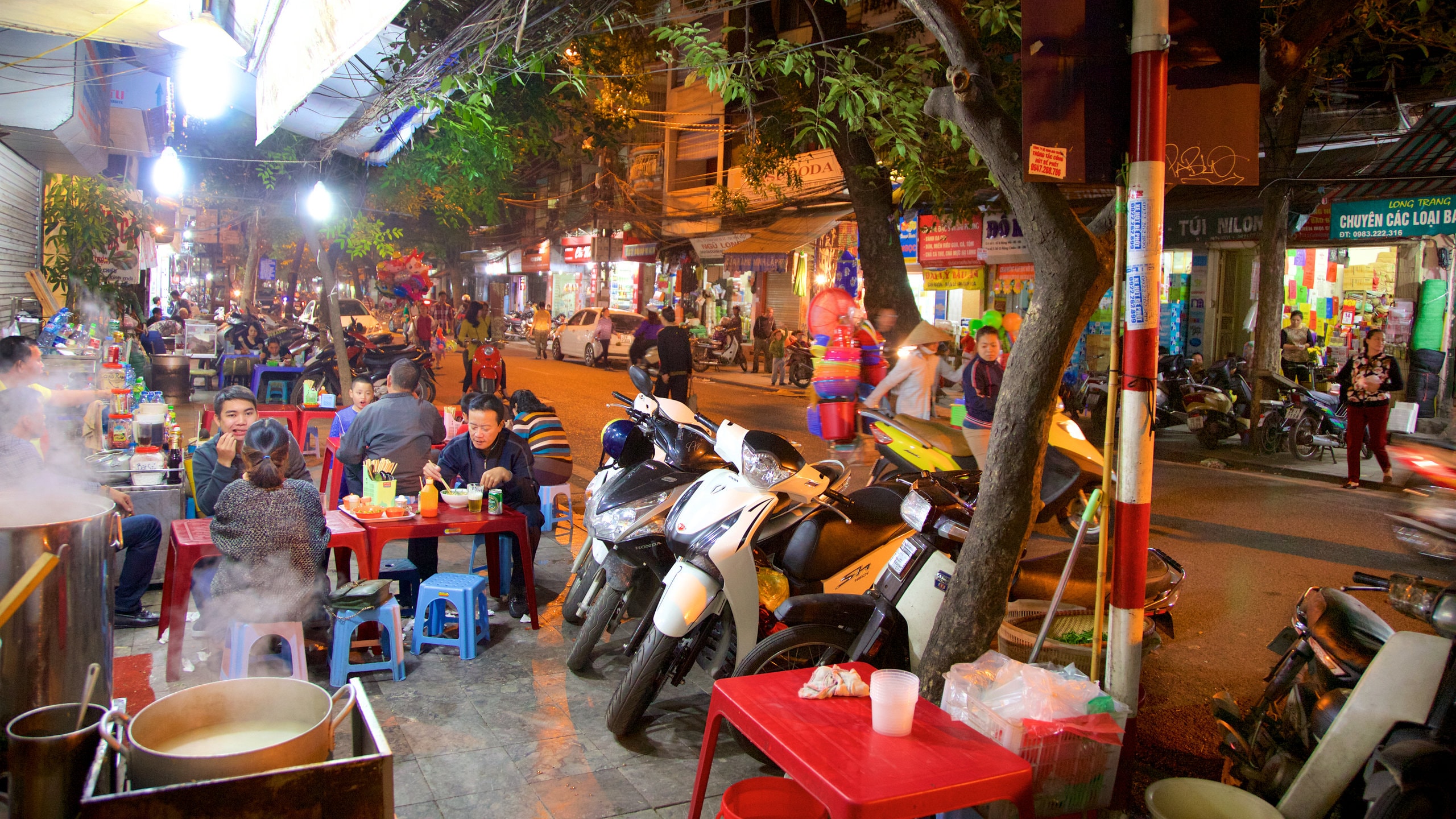 Hanói que incluye comer al aire libre y también un gran grupo de personas