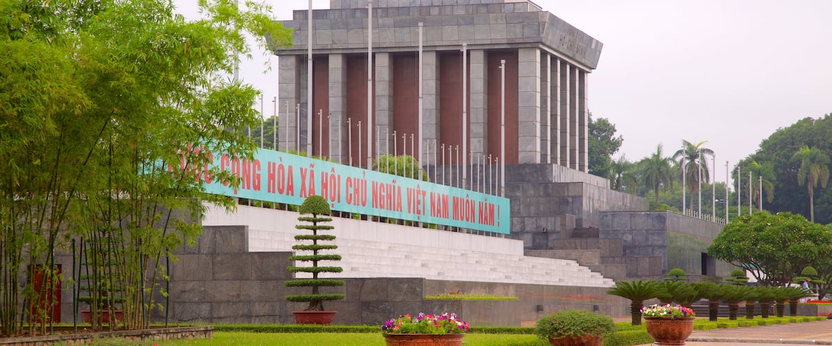Ho Chi Minh Mausoleum featuring a monument and a park