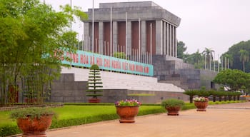 Mausoleo di Ho Chi Minh mostrando monumento e parco