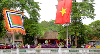 Temple of Literature toont een tuin en een tempel of gebedshuis en ook een grote groep mensen