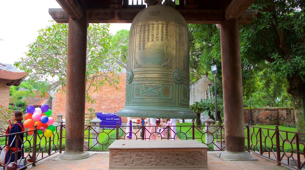 Temple of Literature showing a temple or place of worship