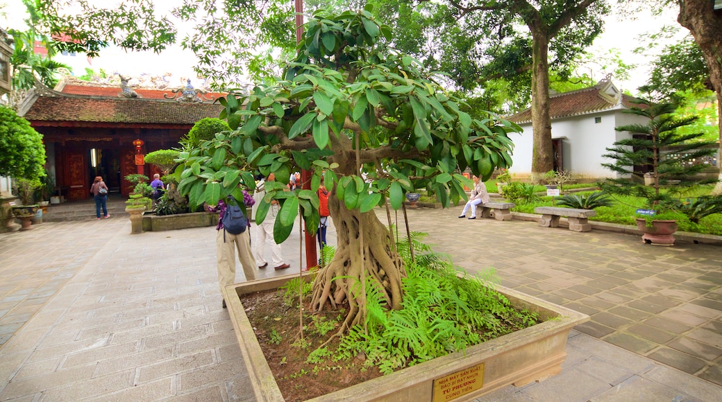 Templo de Quan Thanh que inclui uma praça ou plaza e um templo ou local de adoração