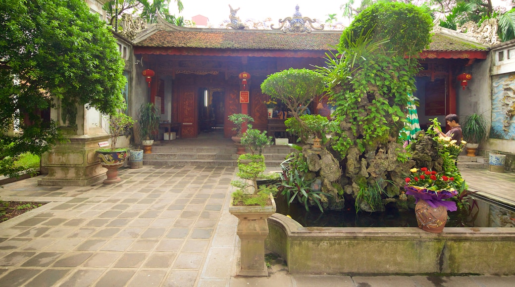 Quan Thanh Temple featuring a square or plaza, a temple or place of worship and a fountain