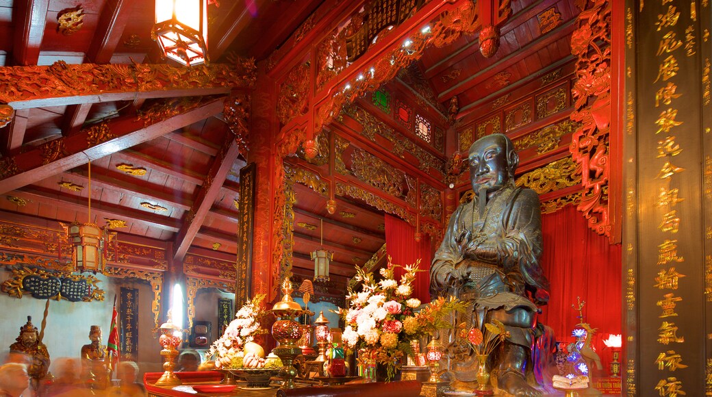 Templo Quan Thanh que incluye elementos religiosos, un templo o lugar de culto y vistas interiores