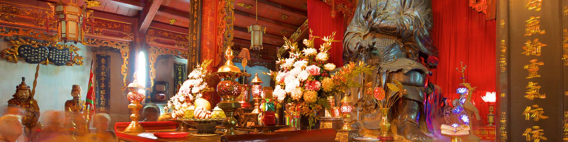 Temple Quan Thanh qui includes vues intérieures, éléments religieux et temple ou lieu de culte