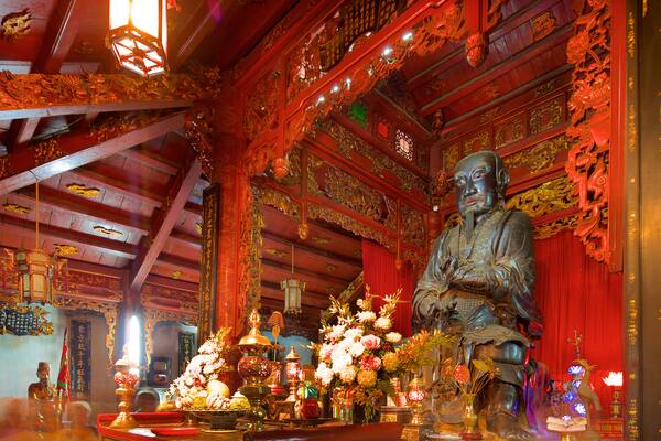 Temple Quan Thanh qui includes vues intérieures, éléments religieux et temple ou lieu de culte