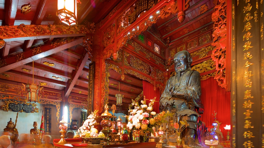 Tempel van Quan Thanh inclusief religieuze elementen, interieur en een tempel of gebedshuis