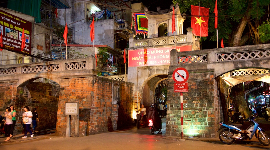 Oude stadspoort van Hanoi toont een stad en nachtleven