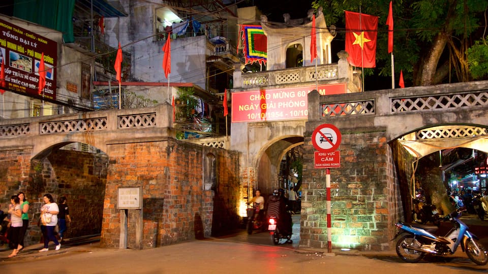 O Quan Chuong featuring a city and night scenes