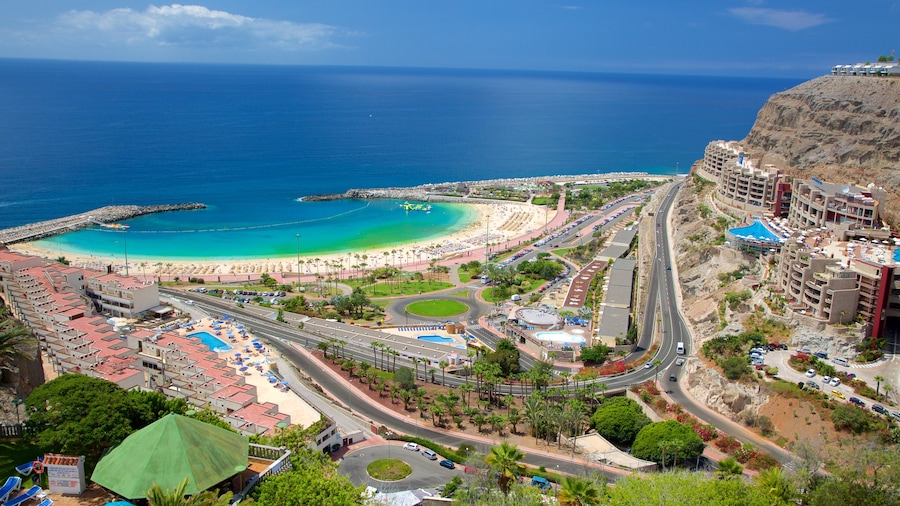 Amadores-stranden presenterar kustutsikter, en stad och en strand