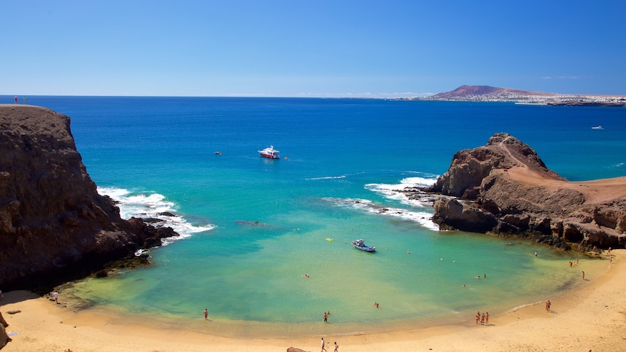 Papagayo Strand mit einem Sandstrand, Bootfahren und allgemeine Küstenansicht