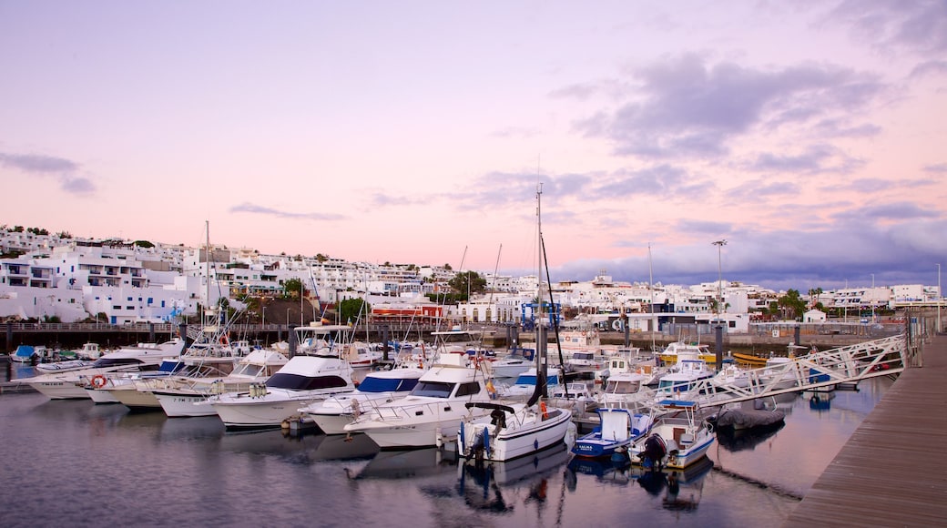 Puerto del Carmen inclusief een kuststadje, een baai of haven en varen