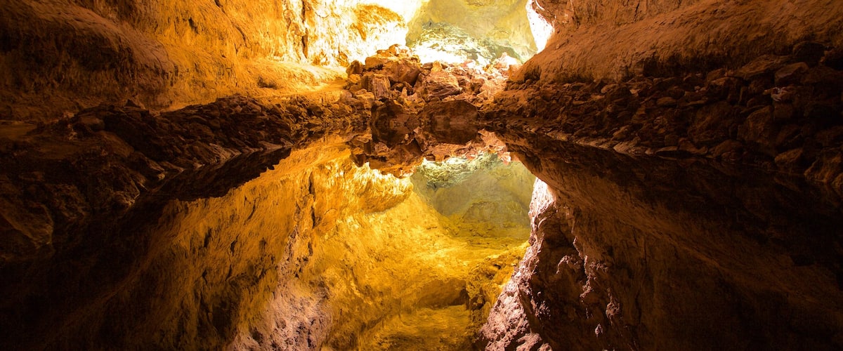 Cueva de los Verdes que incluye cuevas