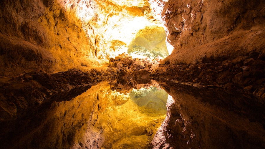 Cueva de los Verdes showing caves