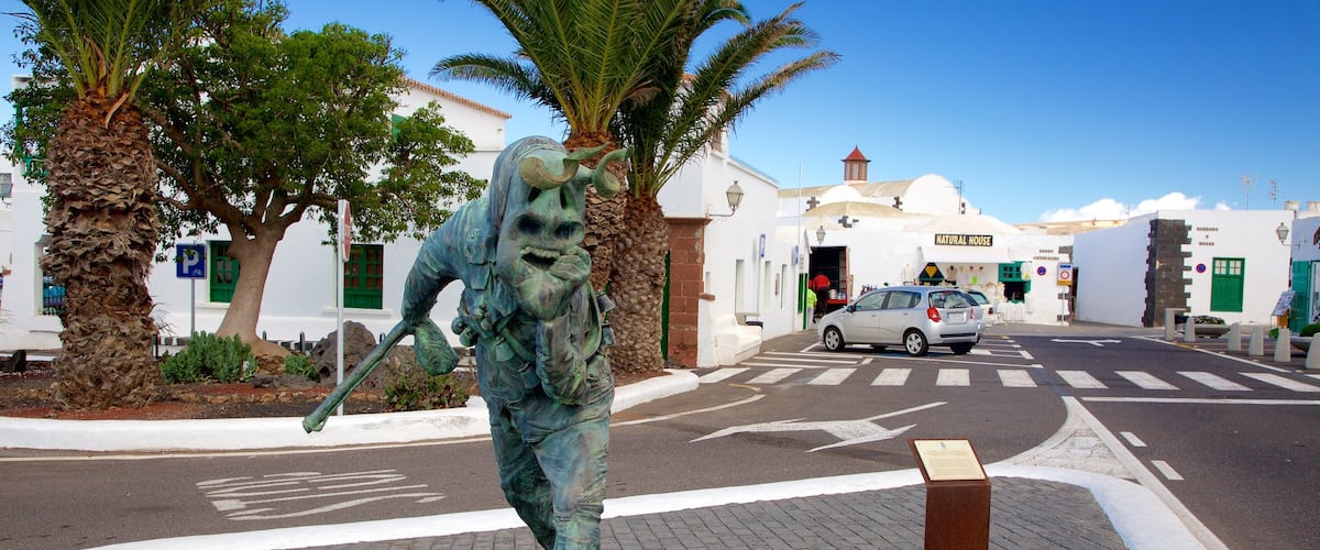 Teguise que inclui uma cidade e uma estátua ou escultura