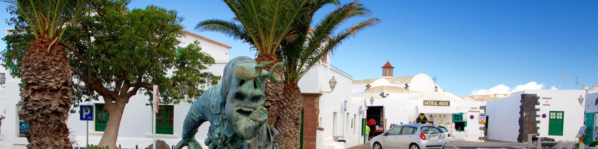 Teguise which includes a statue or sculpture and a city