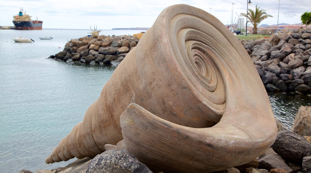 Fuerteventura que incluye arte al aire libre, vista general a la costa y arte