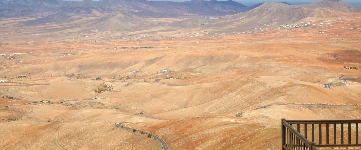 Fuerteventura que incluye vistas al desierto y montañas