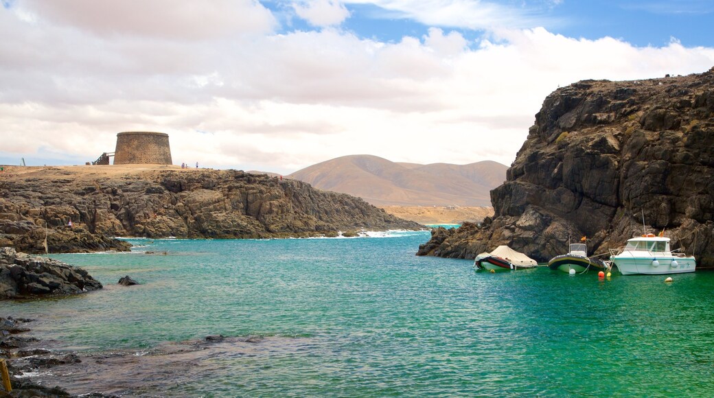 El Cotillo ofreciendo vistas de una costa, embarcaciones y litoral accidentado