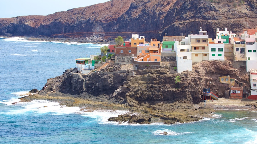 Gran Canaria som viser barsk kystlinje, udsigt over kystområde og en kystby