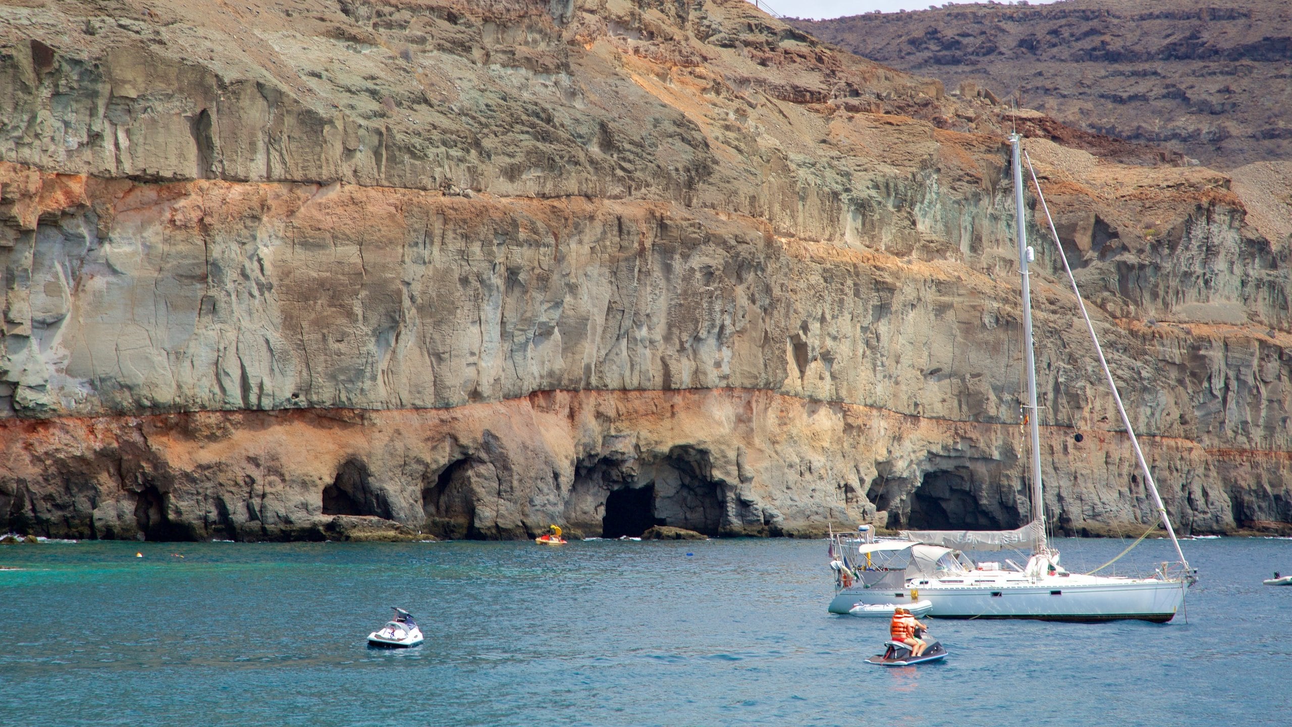 Mogan johon kuuluu vesiskootterilla ajaminen, karu rannikko ja purjehdus