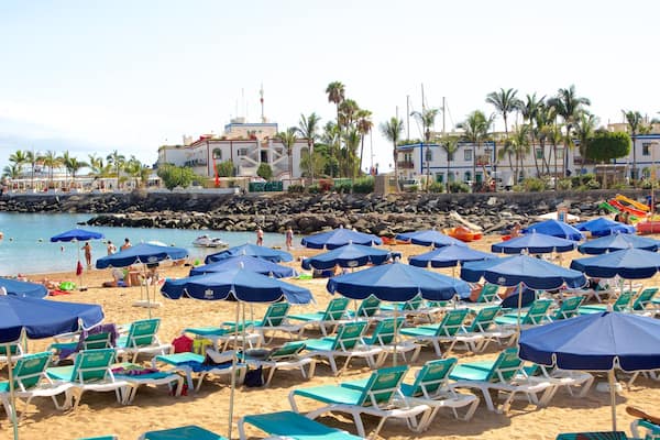 Playa de Mogan showing a sandy beach, general coastal views and a coastal town