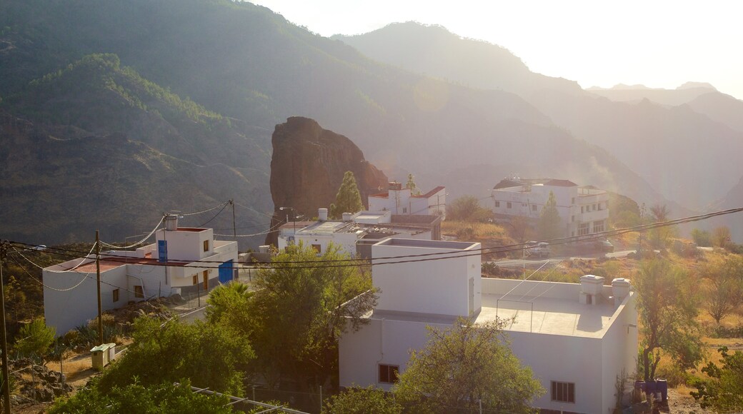 Gran Canaria which includes a small town or village