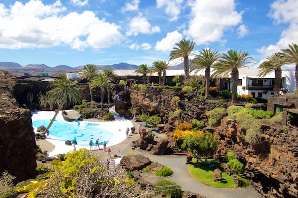 Jameos del Agua qui includes hĂŽtel ou complexe de luxe, piscine et scĂšnes tropicales