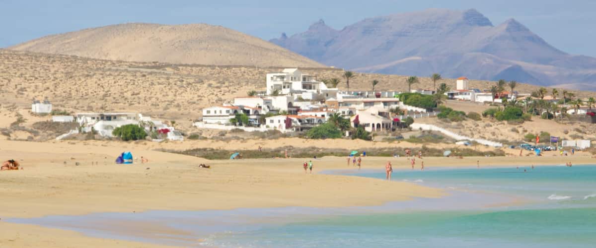 Playa de Sotavento de Jandía que incluye vistas generales de la costa, montañas y una ciudad costera