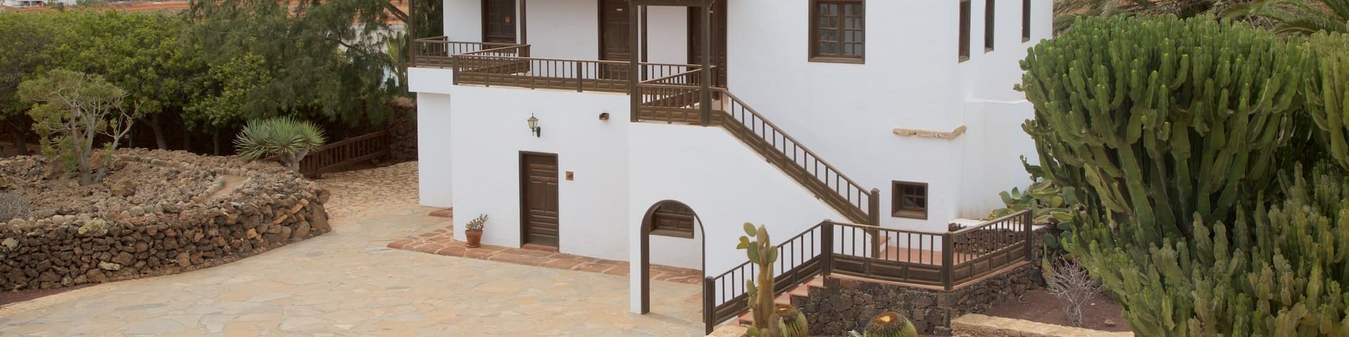 Antigua featuring a house