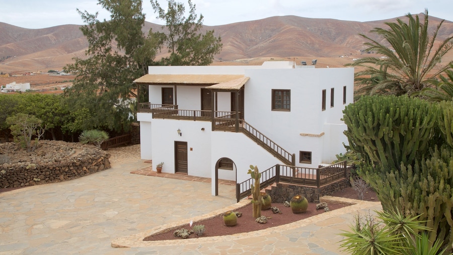 Antigua showing a house