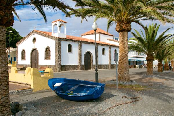 Playa Barca which includes a small town or village and boating