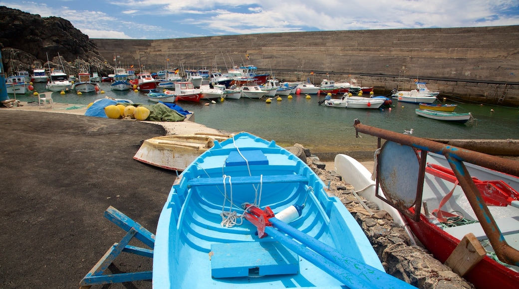 El Cotillo ofreciendo embarcaciones y una bahía o un puerto