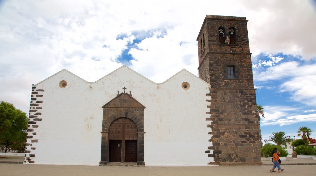 La Oliva que incluye una iglesia o catedral