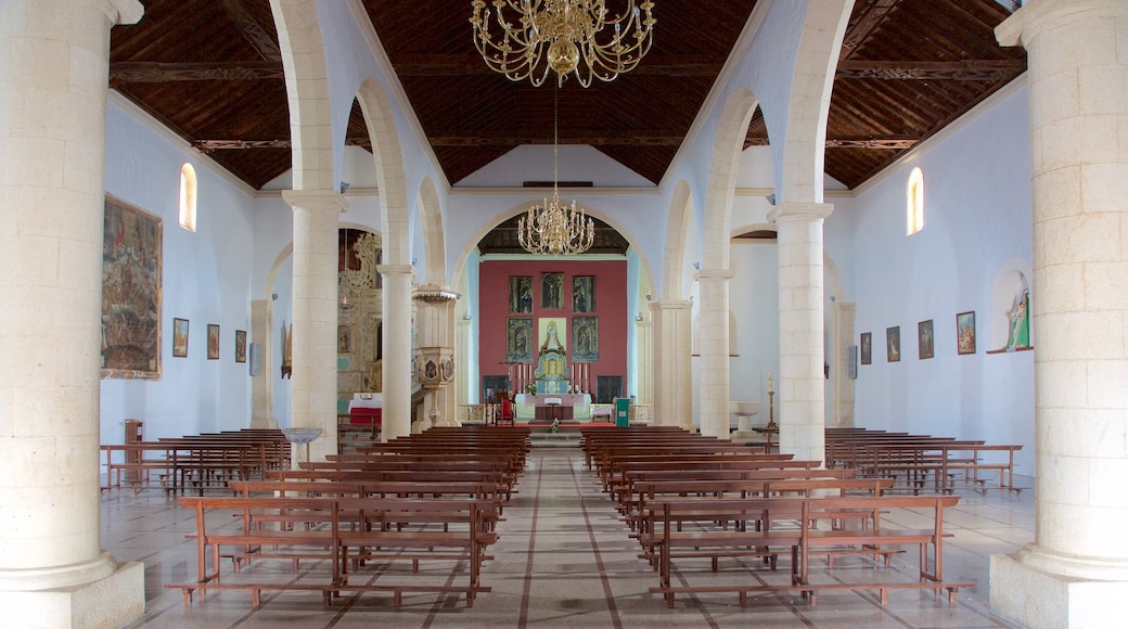 La Oliva welches beinhaltet Geschichtliches, historische Architektur und Kirche oder Kathedrale